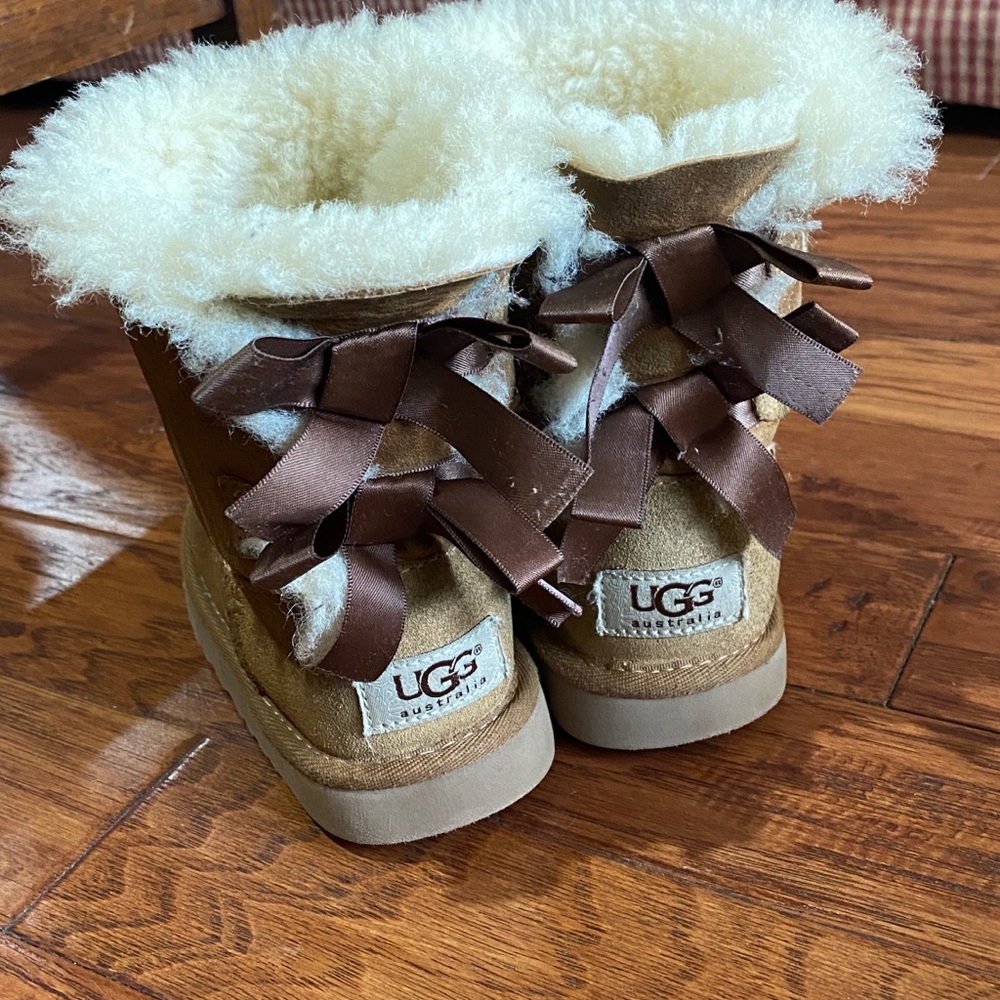 Size 10 chestnut bow Ugg boots